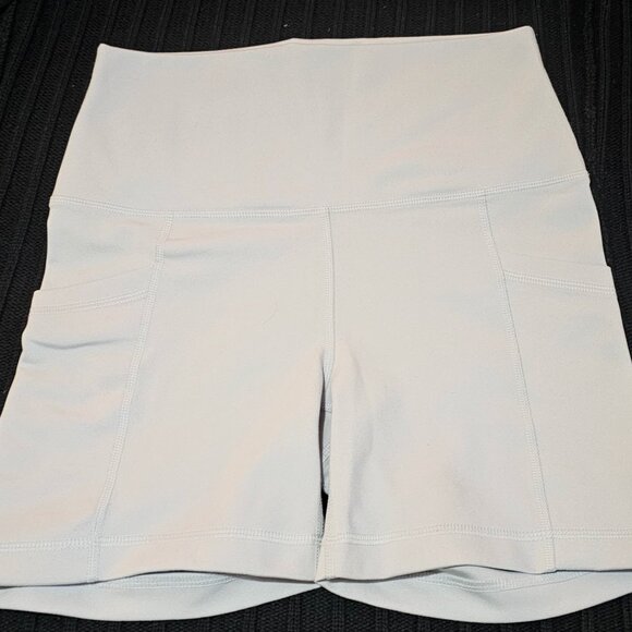 Yogalicious Lux - Lux Tribeca 5" Shorts with pockets - Size Medium - Picture 2 of 6